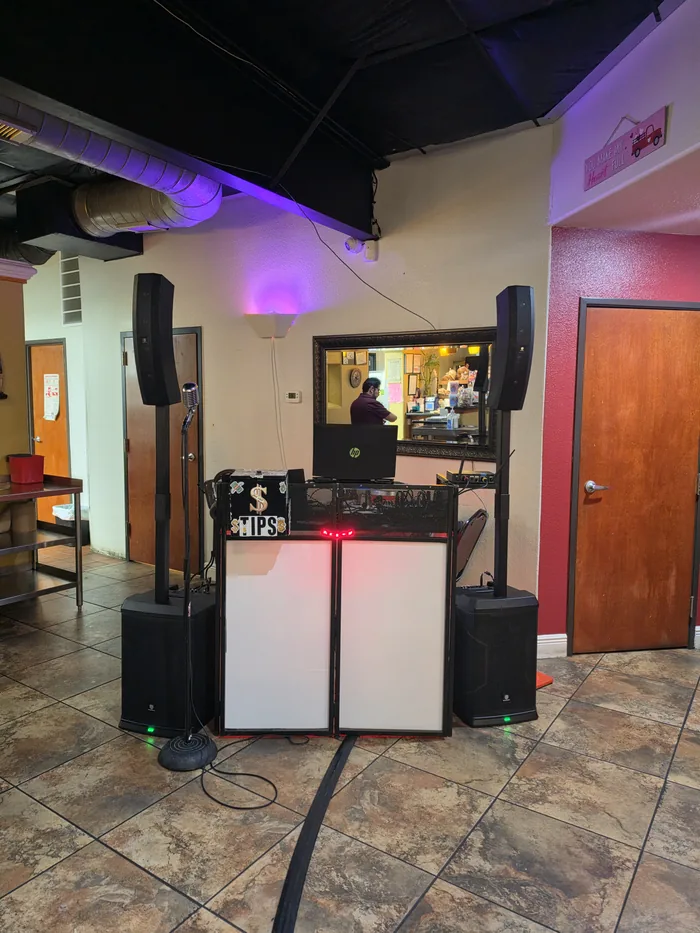 Equipo de karaoke montado: dos torres line array con subwoofer