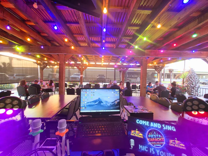 Patio con luces de colores y la estación de karaoke lista en San Antonio