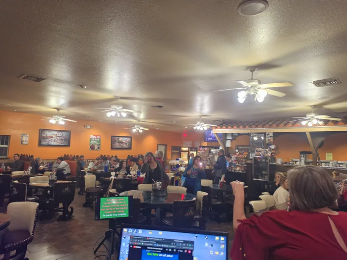 Restaurante lleno durante una noche de karaoke en San Antonio